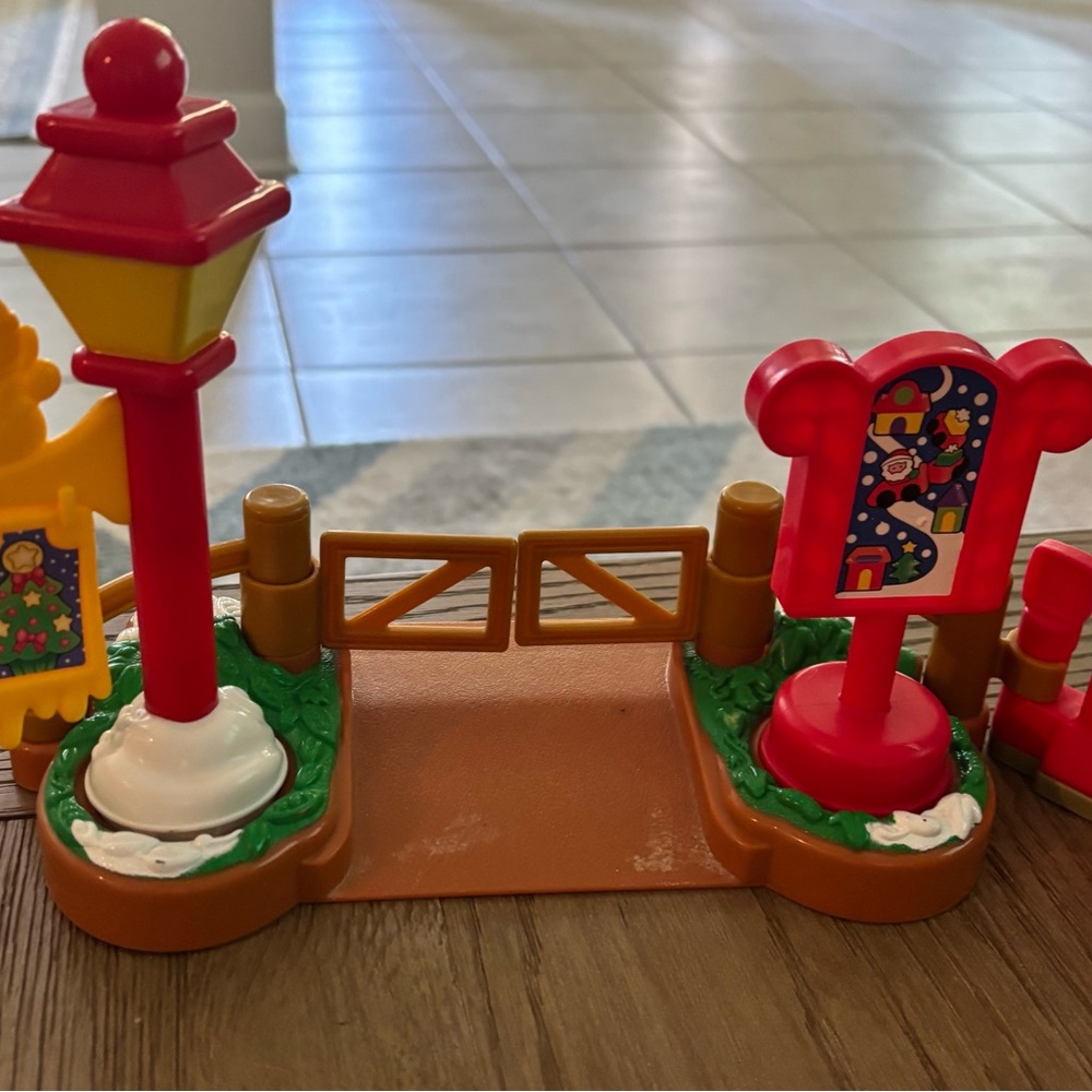 Fisher Price Little People Holiday Play set accessories.
